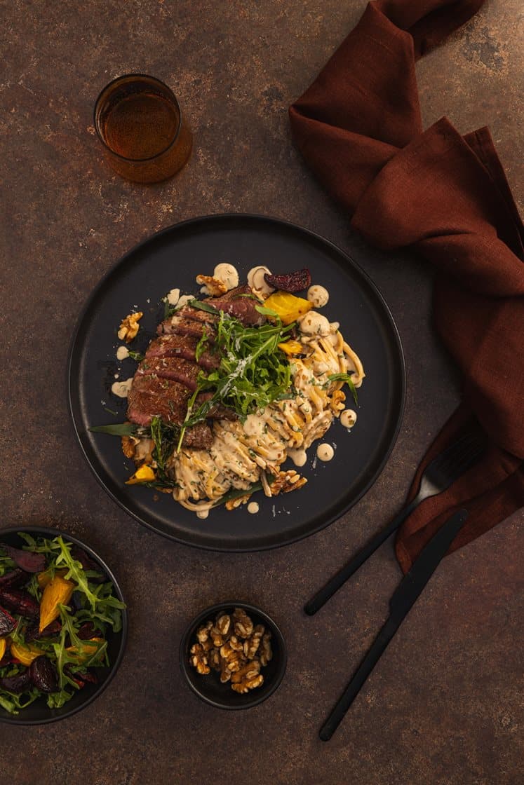 Rosastekt minuttbiff og estragonkremet pasta med aromasopp, bakte beter og valnøtter