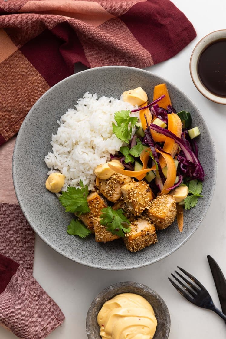 Ricebowl med sesampanert laks, sprø grønnsaker og teriyakisaus