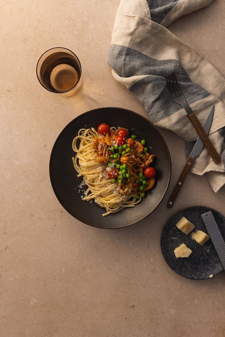 Pasta og kylling i ajvarsaus med cherrytomater og grønne erter