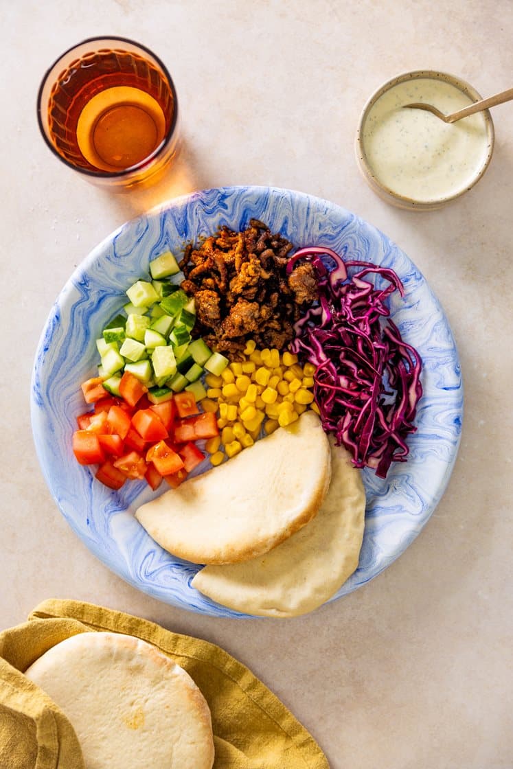 Krydret kjøttdeig i fullkornspita med grønnsaker og yoghurtdressing