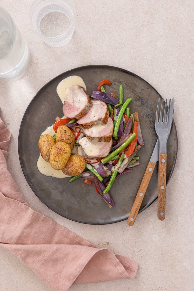 Svinefilet med ovnsbakte poteter, smørstekte grønnsaker og sitrus-saus