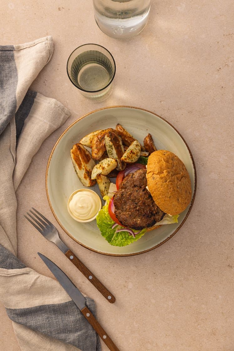 Hamburger med urtepoteter og friske grønnsaker servert med bakt sitron-aioli