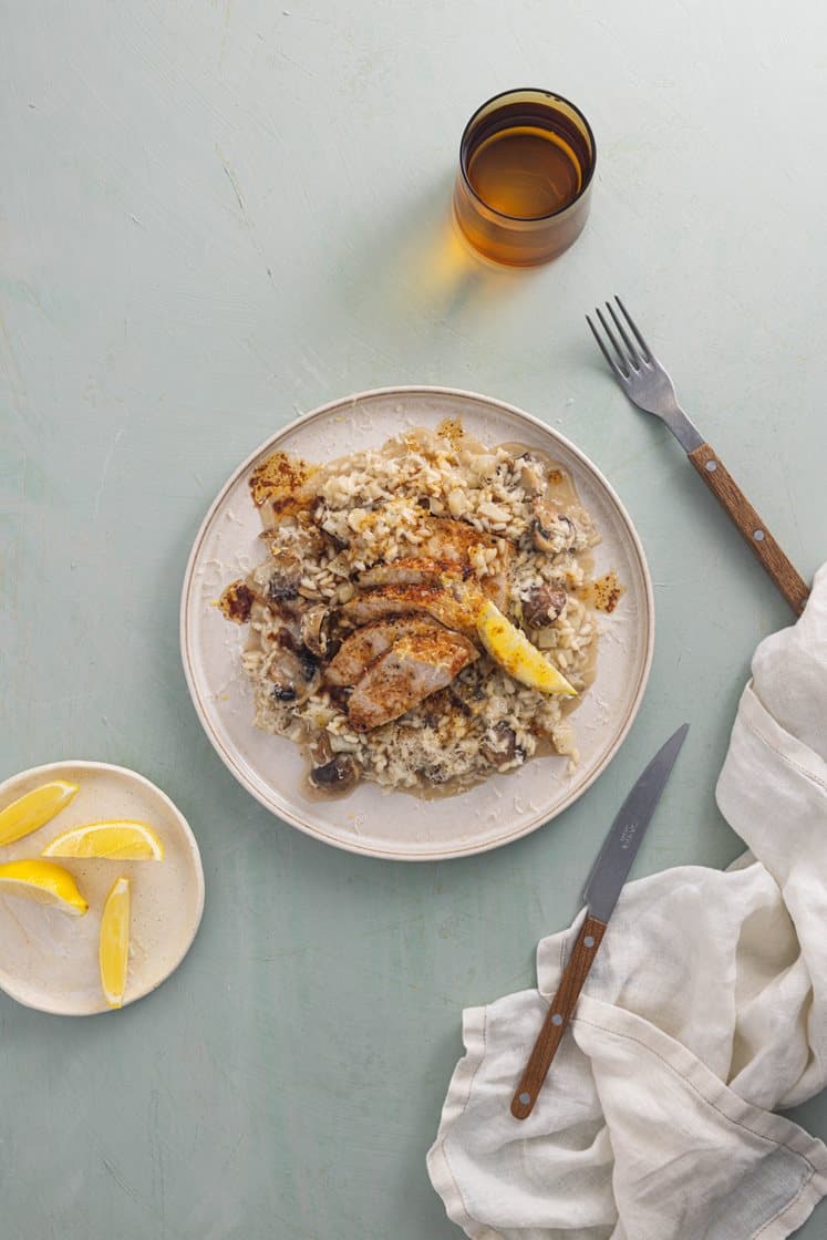 Filetstykke av svin med jordskokkrisotto, servert med stekt sjampinjong og sitron- og soyasjy