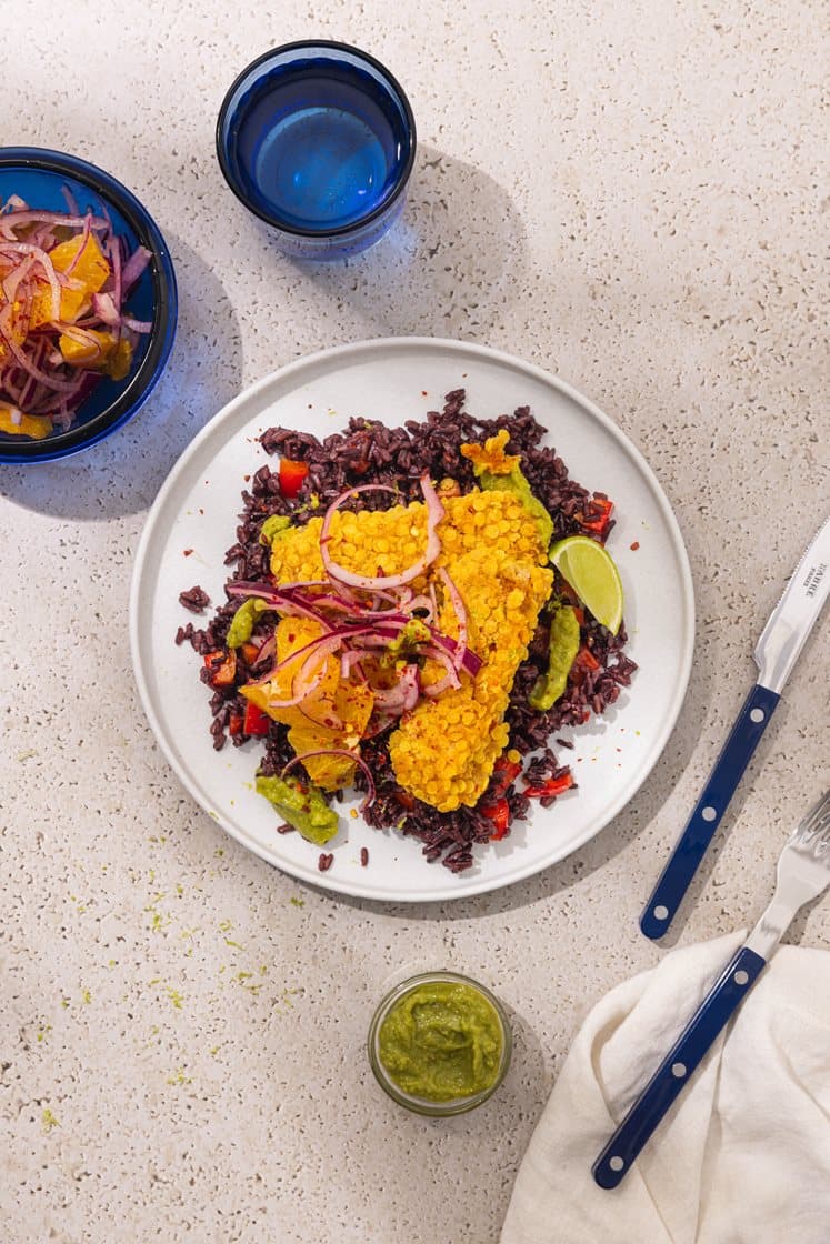 Sprøbakt seifilet med svart paprikaris, guacamole og spicy appelsin- og rødløksalat