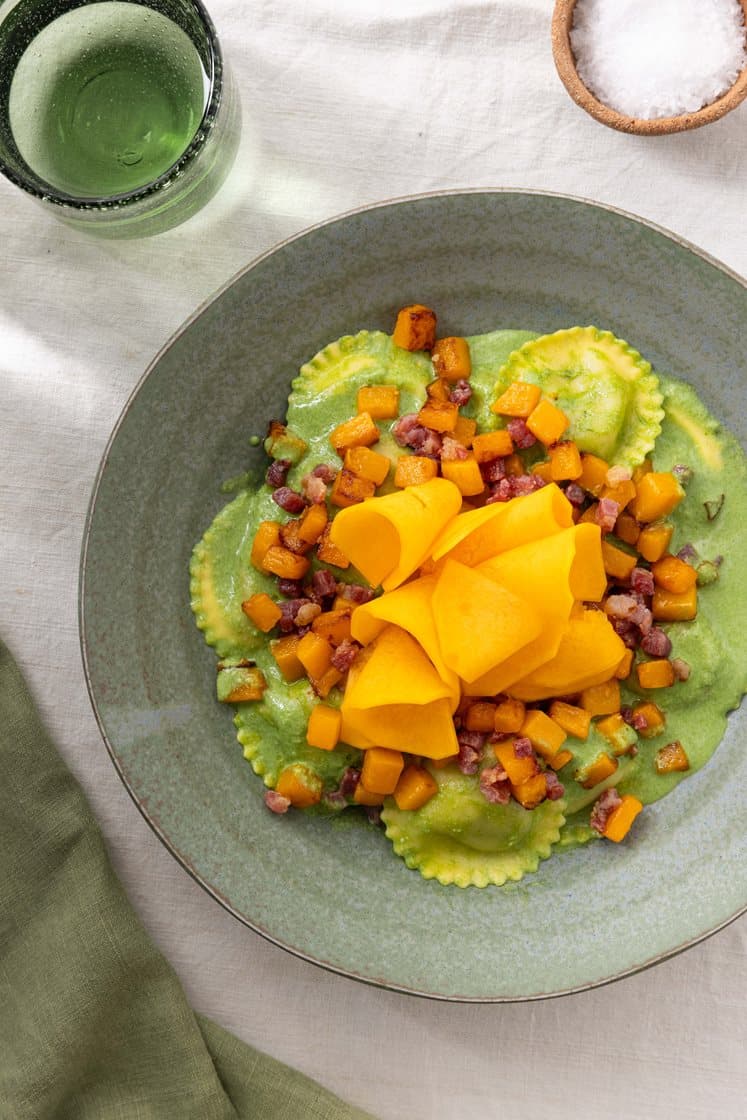 Girasoli i grønn spinatsaus, servert med syltet gresskar og sprøstekt bacon