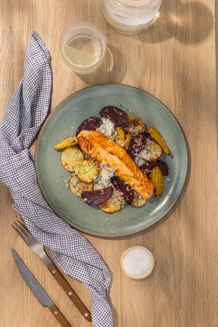Sitronstekt laksefilet med ovnsbakte poteter, beter og løk, servert med syrlig dillsaus