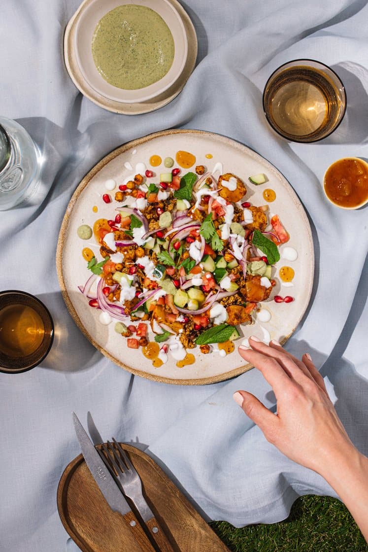 Indisk kikertsalat med poteter og krydret kyllingkjøttdeig, servert med mangochutney, granateple og korianderdressing