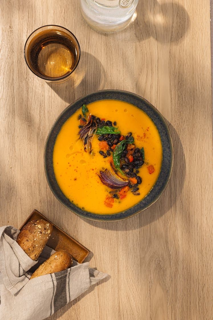 Spicy søtpotetsuppe med ovnsbakt paprika, spinat og svarte bønner