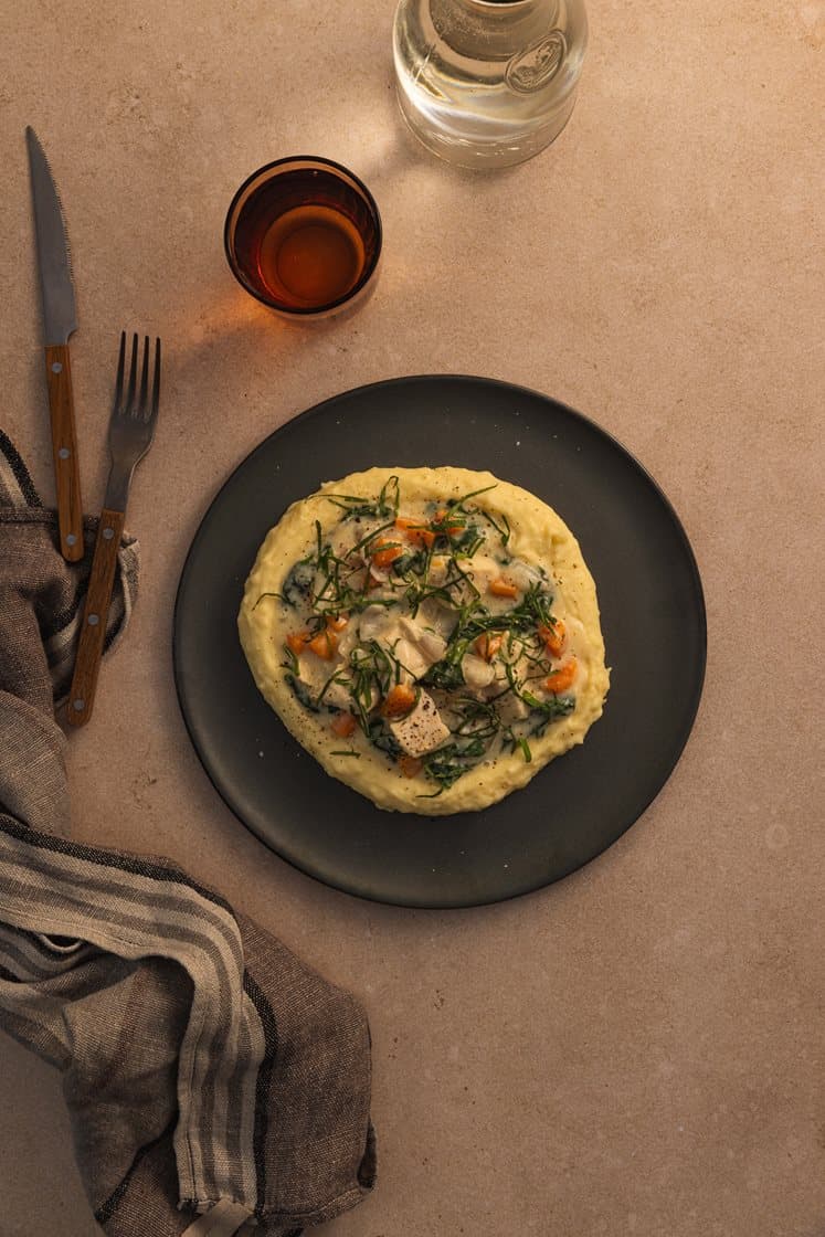 Kremet kyllinggryte med estragon, gulrøtter og spinat, servert med potetmos