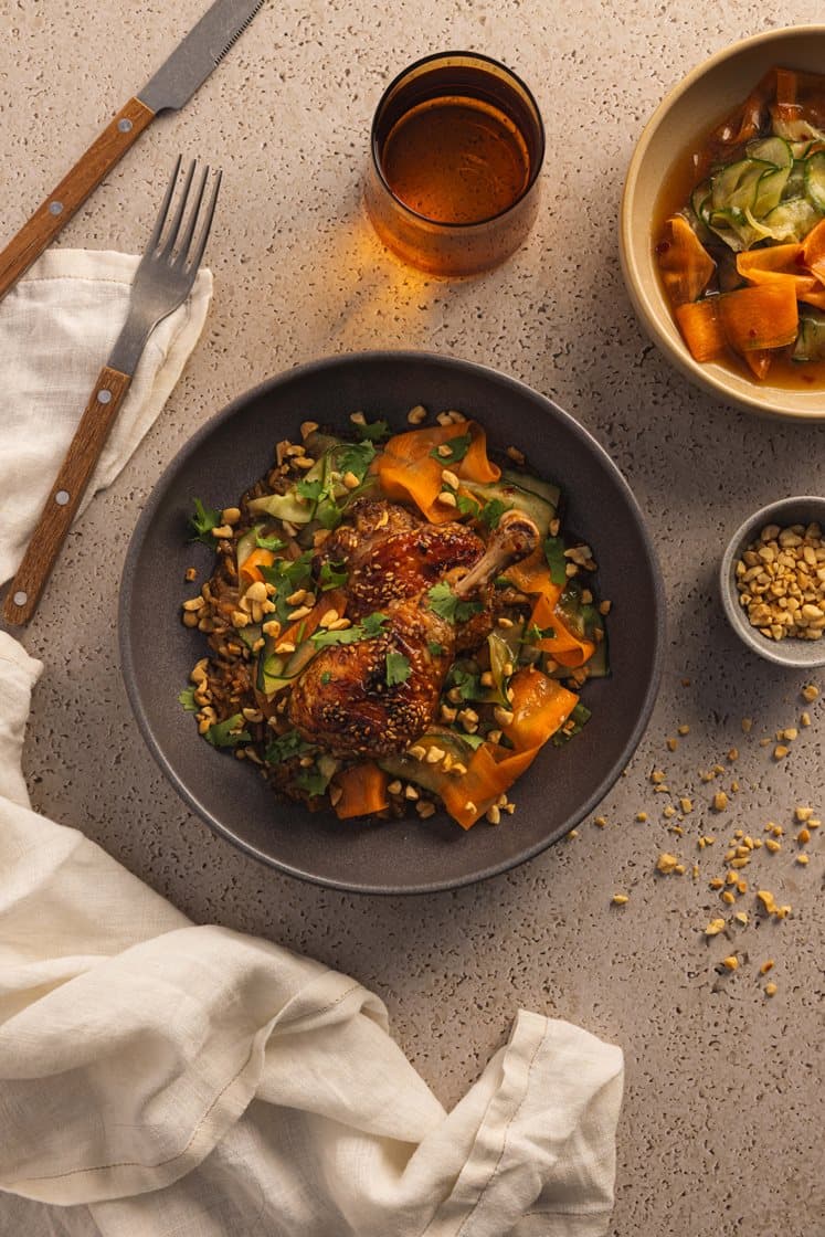 Ris- og teriyakikylling i form, med frisk gulrot- og agurksalat