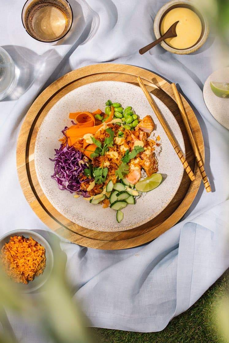 Crispy rissalat med soyabakt laks, edamamebønner, rødkål og curry- og mangodressing