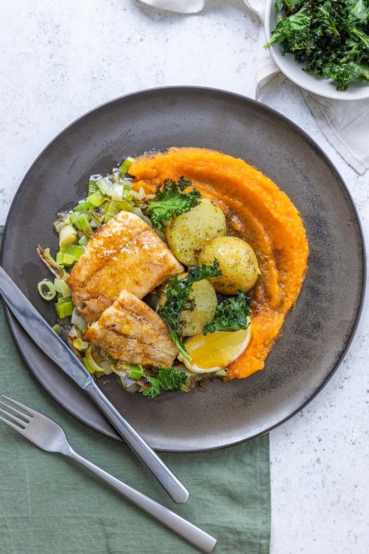 Sitron- og soyabakt hyseloin med gulrotpuré, smørglasert purre, crispy grønnkål og krydderpoteter