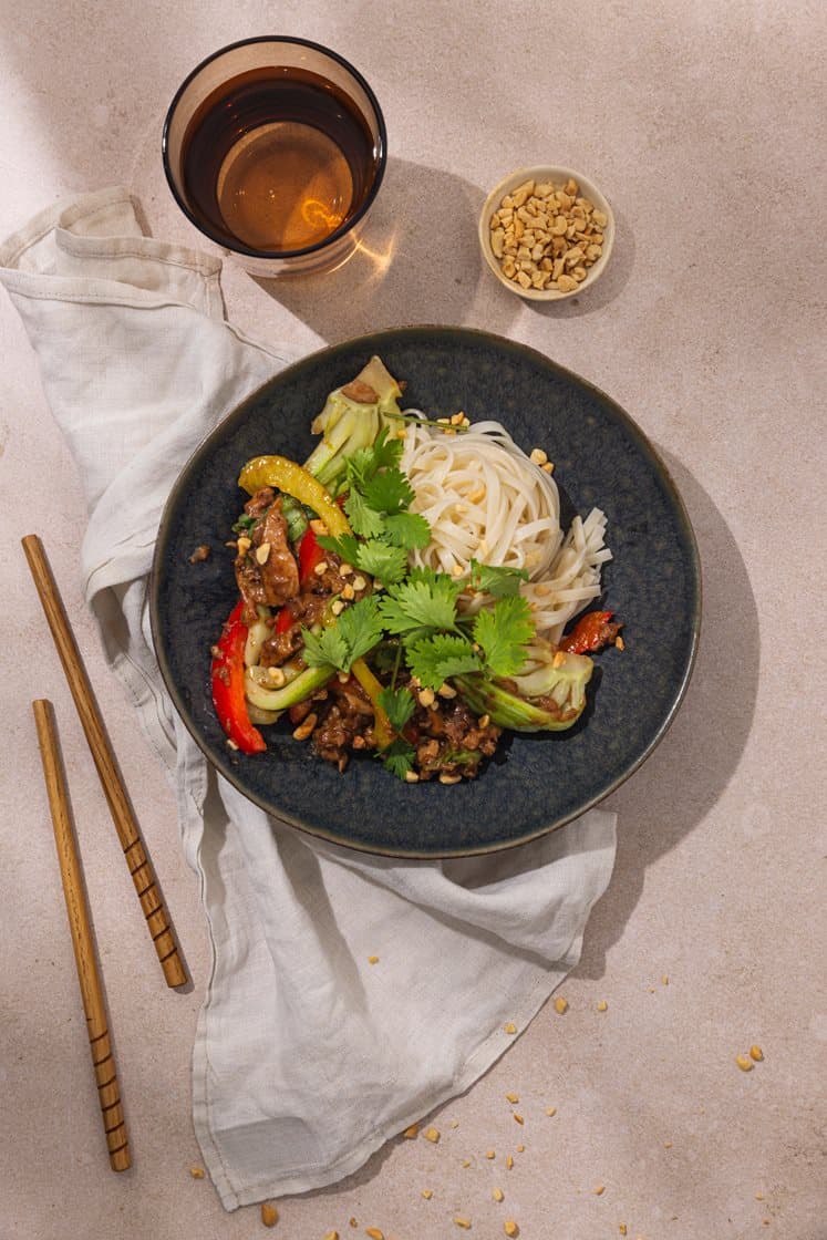 Stirfry med plantebaserte chunks, eggnudler, paprika og peanøtter 
