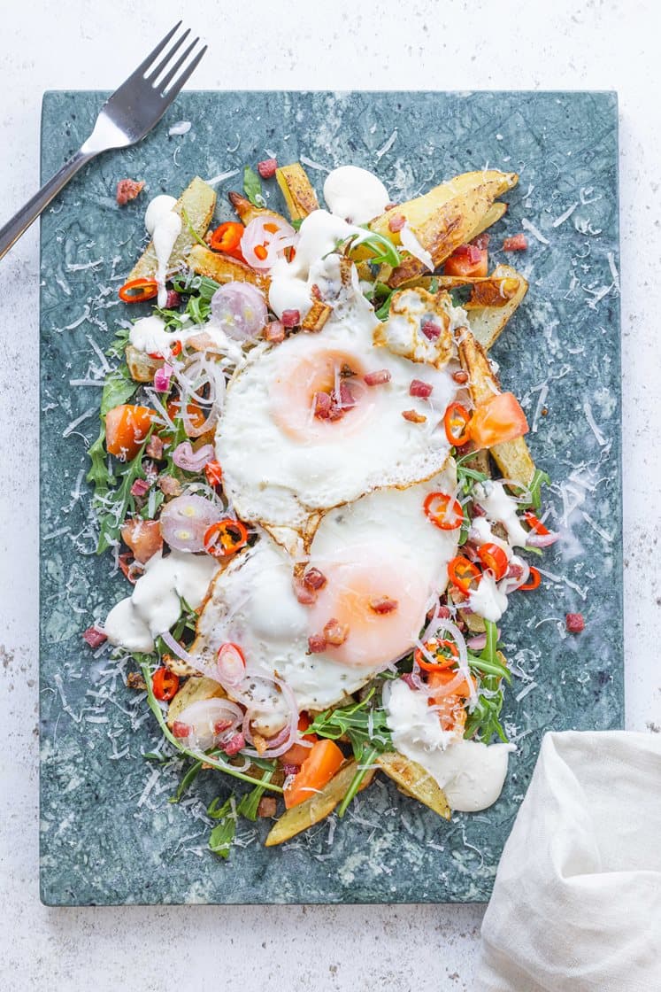 Loaded fries med bacon, speilegg, trøffeldressing og syltet chili