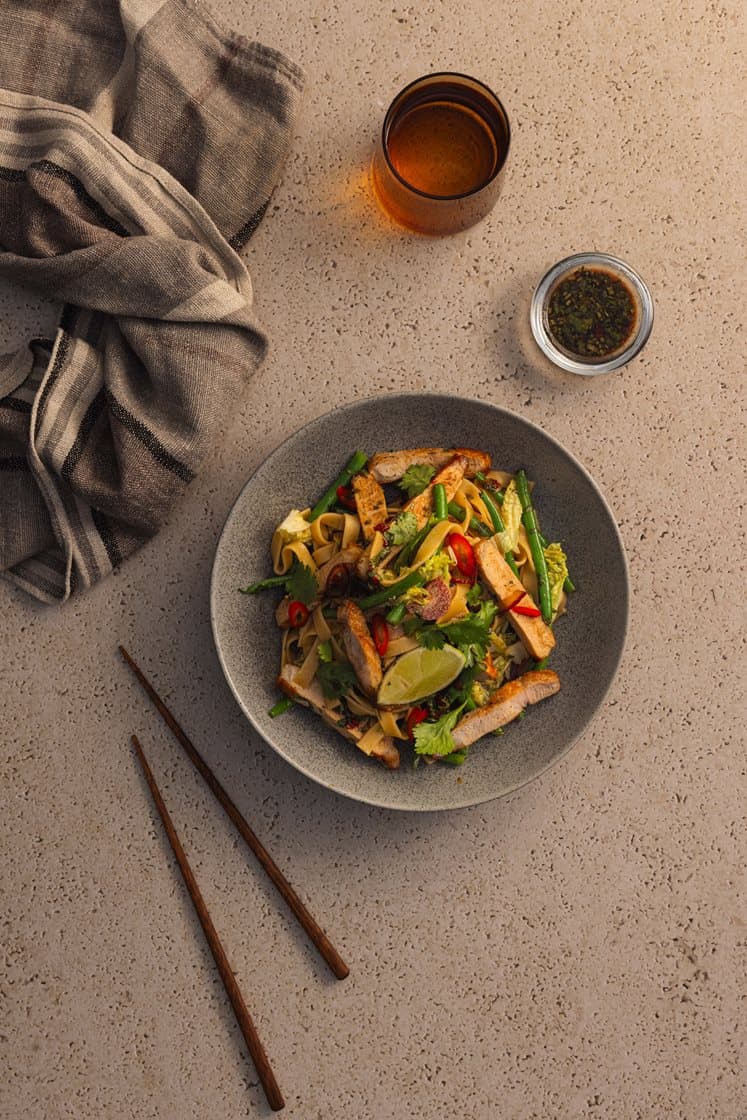 Pannestekt svinekam og eggnudler med ponzudressing og wokede grønnsaker