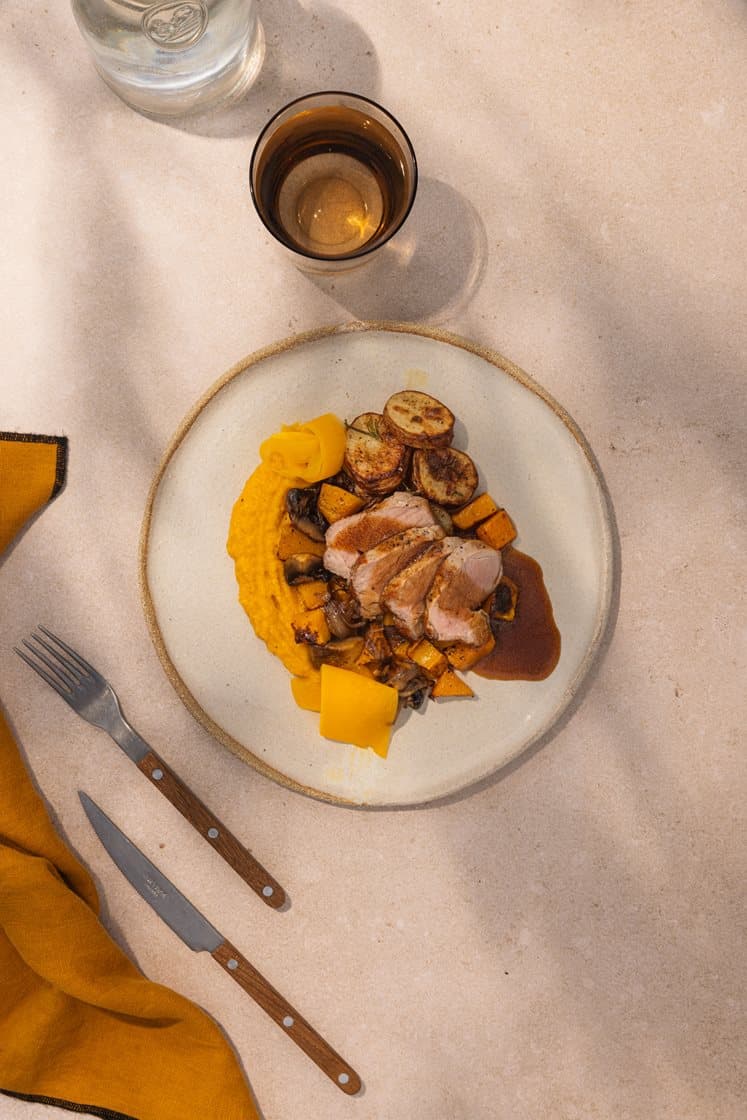 Svinefilet med stekt sopp, rosmarinpoteter, rødvinssaus og gresskar på tre måter