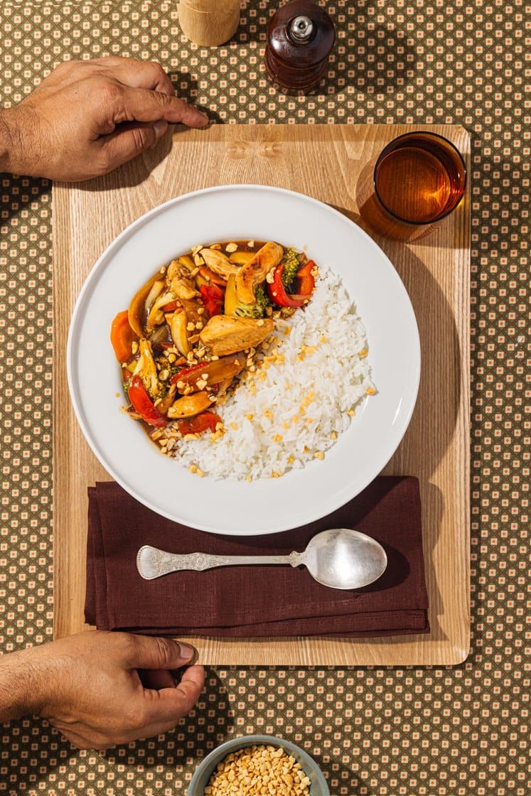 Kylling chop suey med friske grønnsaker, servert med peanøtter og jasminris