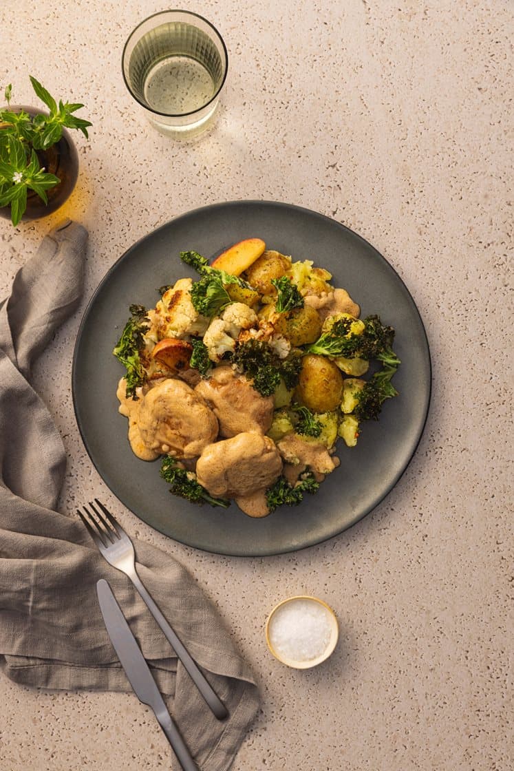 Kyllingkaker i kremet sjysaus med knuste urtepoteter, blomkål, eple og grønnkålchips 