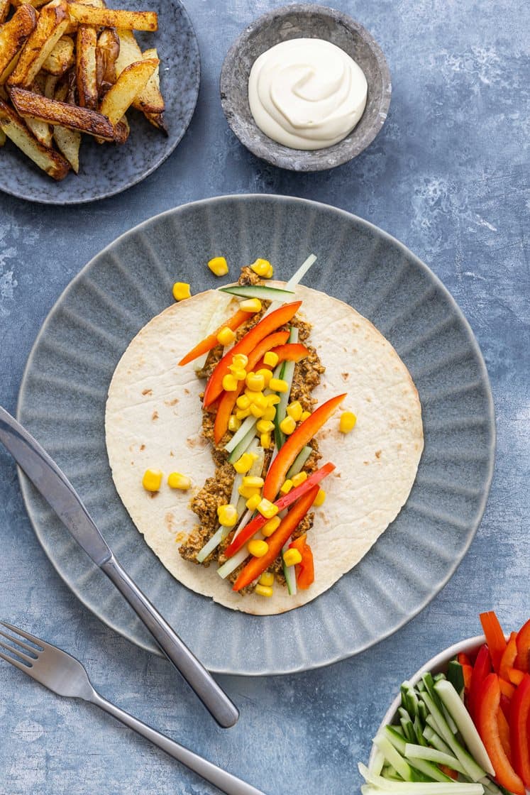 Tortillawrap med kremet tacokjøttdeig, sprø grønnsaker, potetfries og aioli