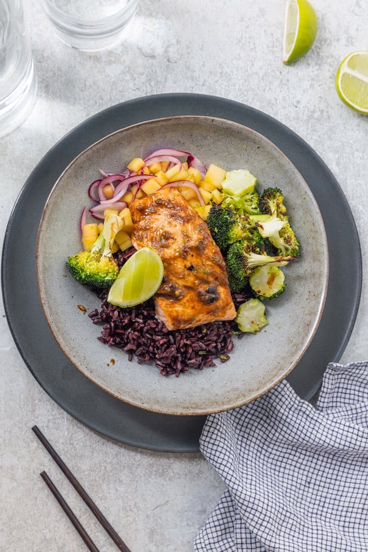 Hoisinglasert laks med frisk mango, sprø brokkoli og svart ris