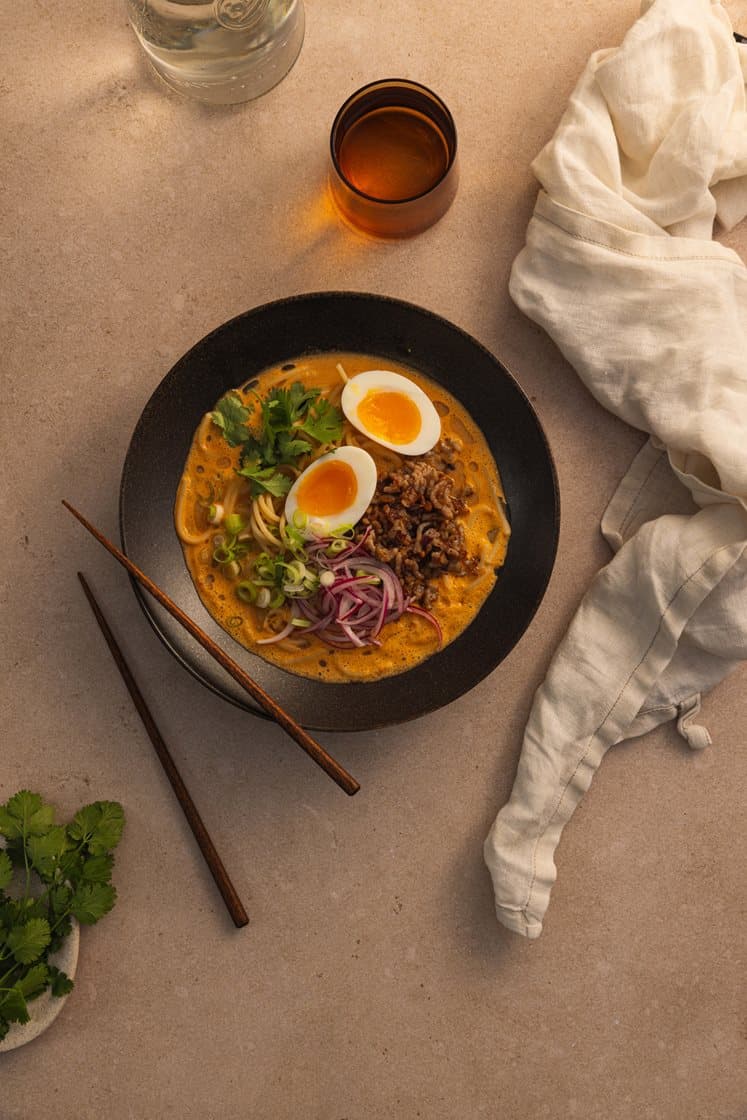 Massaman curry ramen med stekt svinekjøttdeig og bløtkokte egg