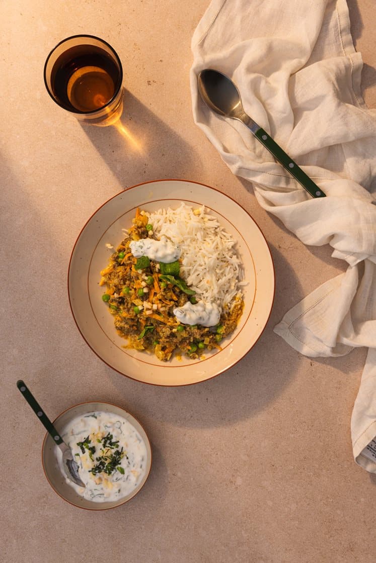 Kormagryte med kjøttdeig og basmatiris, servert med eple- og myntedressing