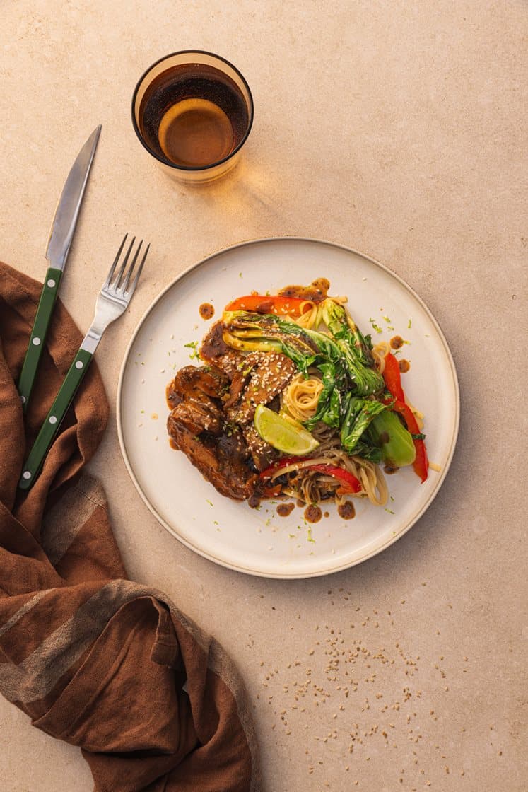 Mør svinebog i hoisinsaus servert med eggenudler og pak choy i soya- og ingefærsaus