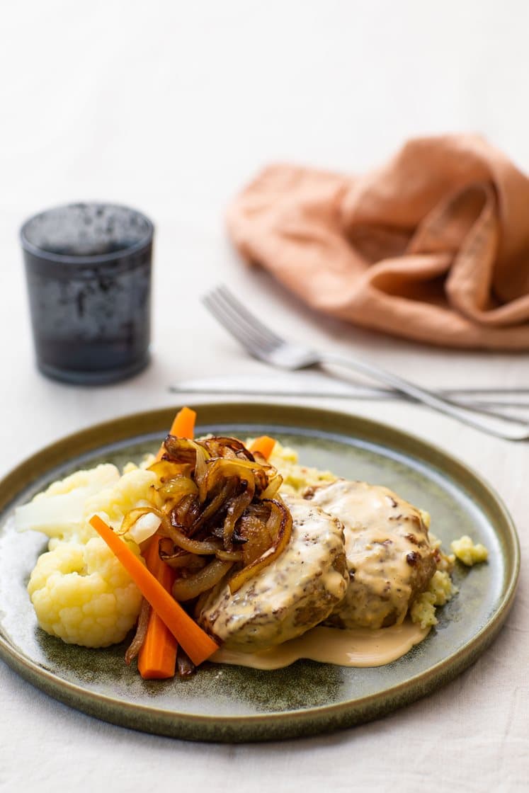 Grove karbonader i soppsaus med blomkål, og potetmos 