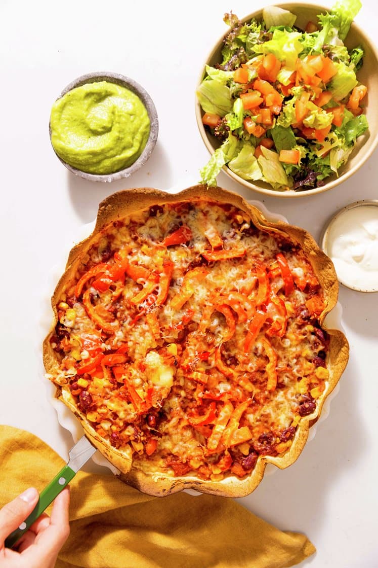 Tortillapai med chili sin carne og frisk salat, servert med guacamole