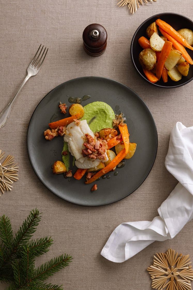 Posjert torsk med grønn ertekrem og ovnsbakte poteter, servert med smørstekt bacon