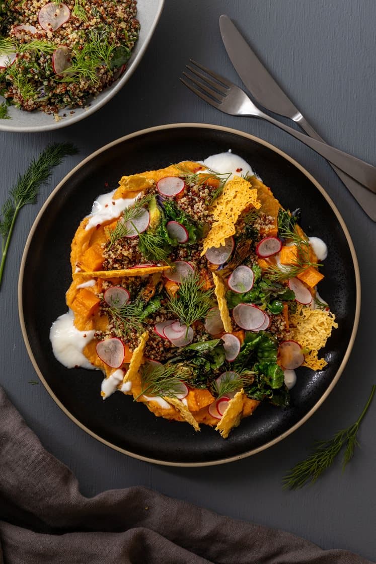 Rosettkålsalat med quinoa og dill, servert med søtpotethummus og sprø ostechips
