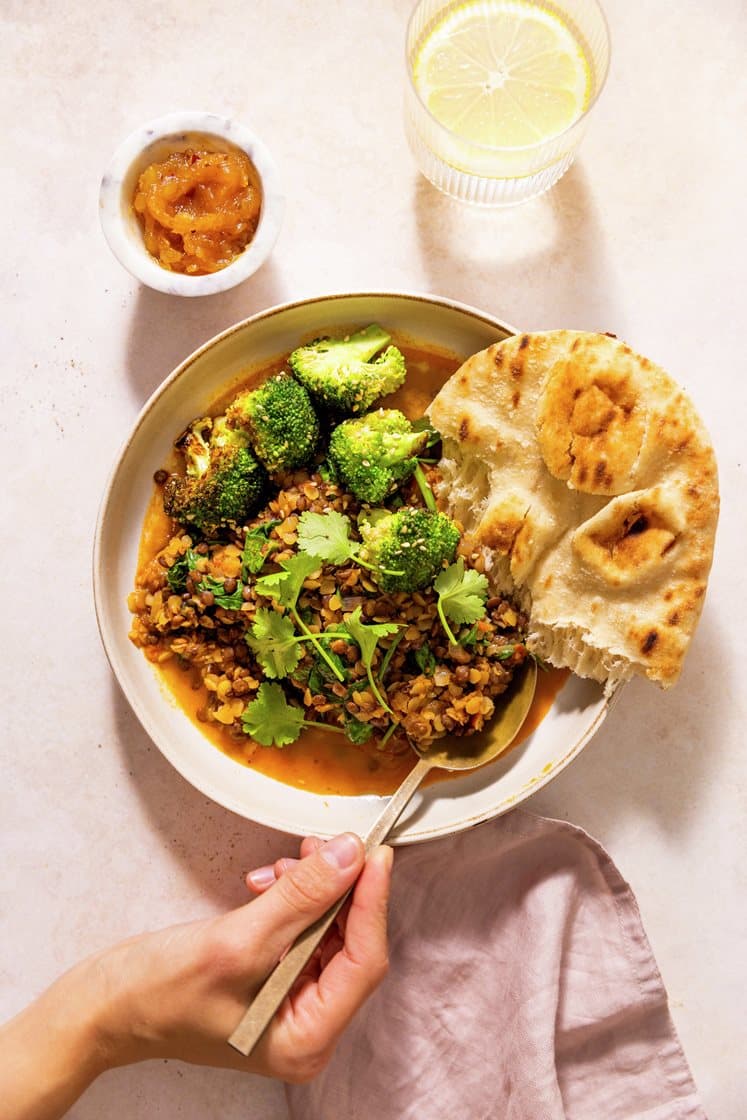 Indisk dhal med sesamstekt brokkoli og ristede cashewnøtter, servert med nanbrød og mangochutney