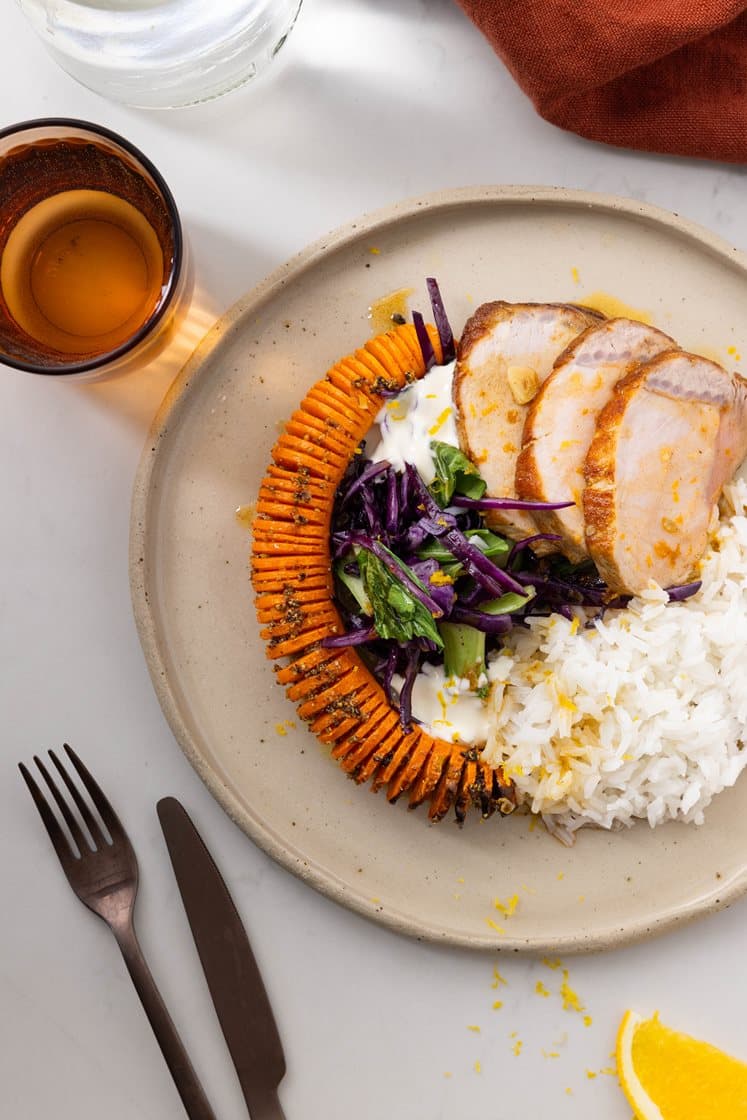 Honningglasert svinebiff med hasselback-gulrøtter, pak choy og appelsinaioli