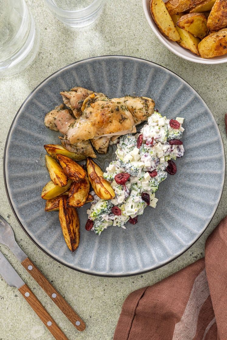 Utbenede kyllinglår med estragon og hvitløk, servert med brokkolisalat og ovnsbakte poteter