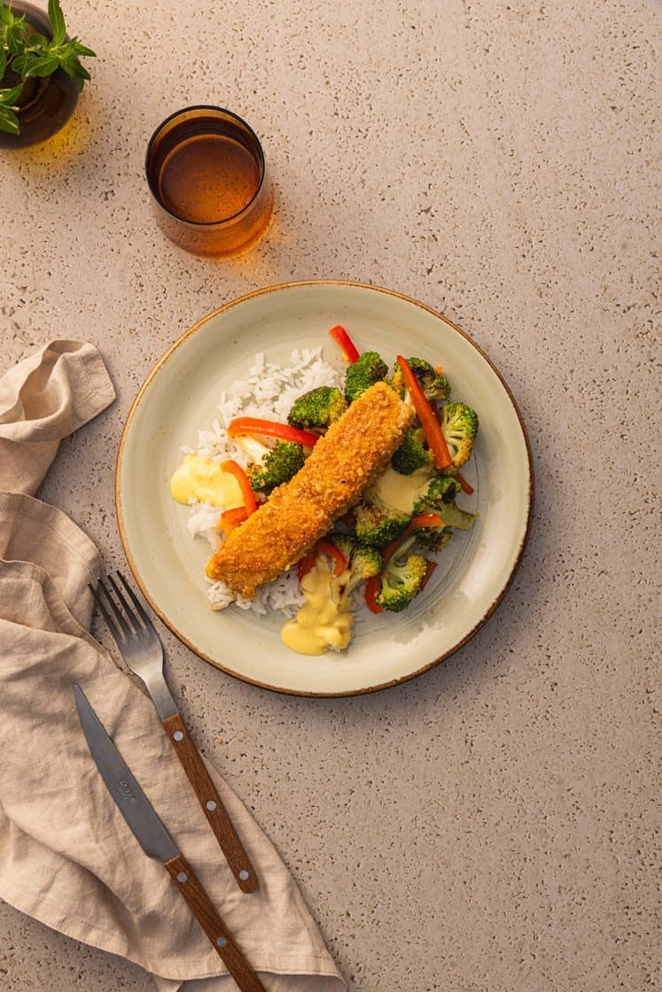 Sprøpanert laks med ingefærstekte grønnsaker og jasminris, servert med curry- og mangodressing