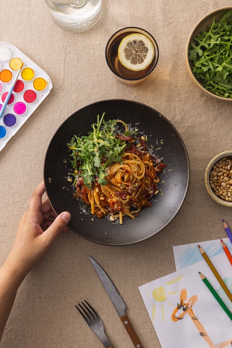 Linguine og sprøstekt pepperoni med spansk tomatsaus, ruccola og pinjekjerner