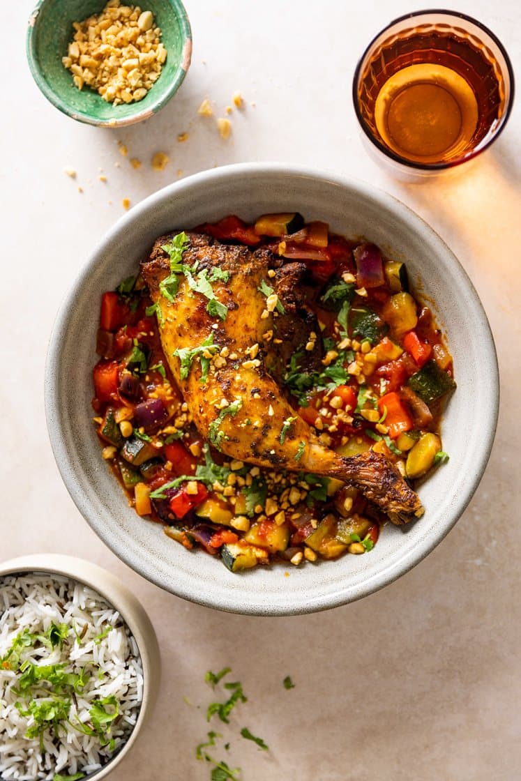 Ovnsbakte kyllinglår i asiatisk tomatsaus, servert med jasminris, koriander og peanøtter 
