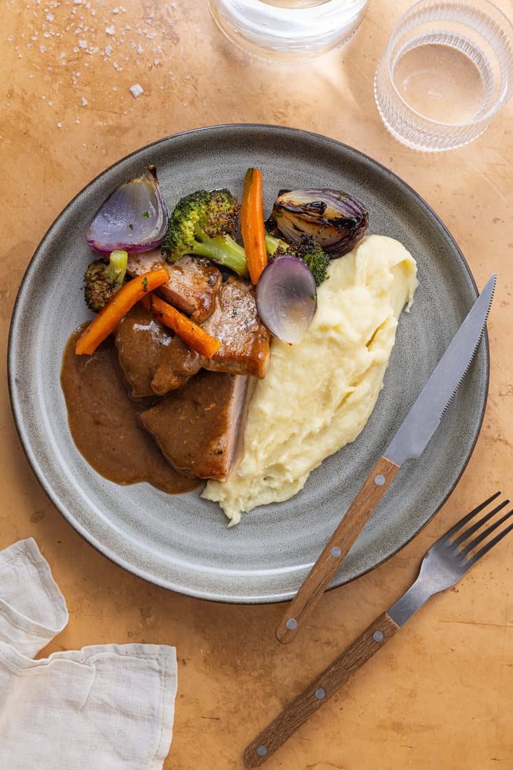 Svinebiff i peppersaus med potetmos og honningglaserte grønnsaker