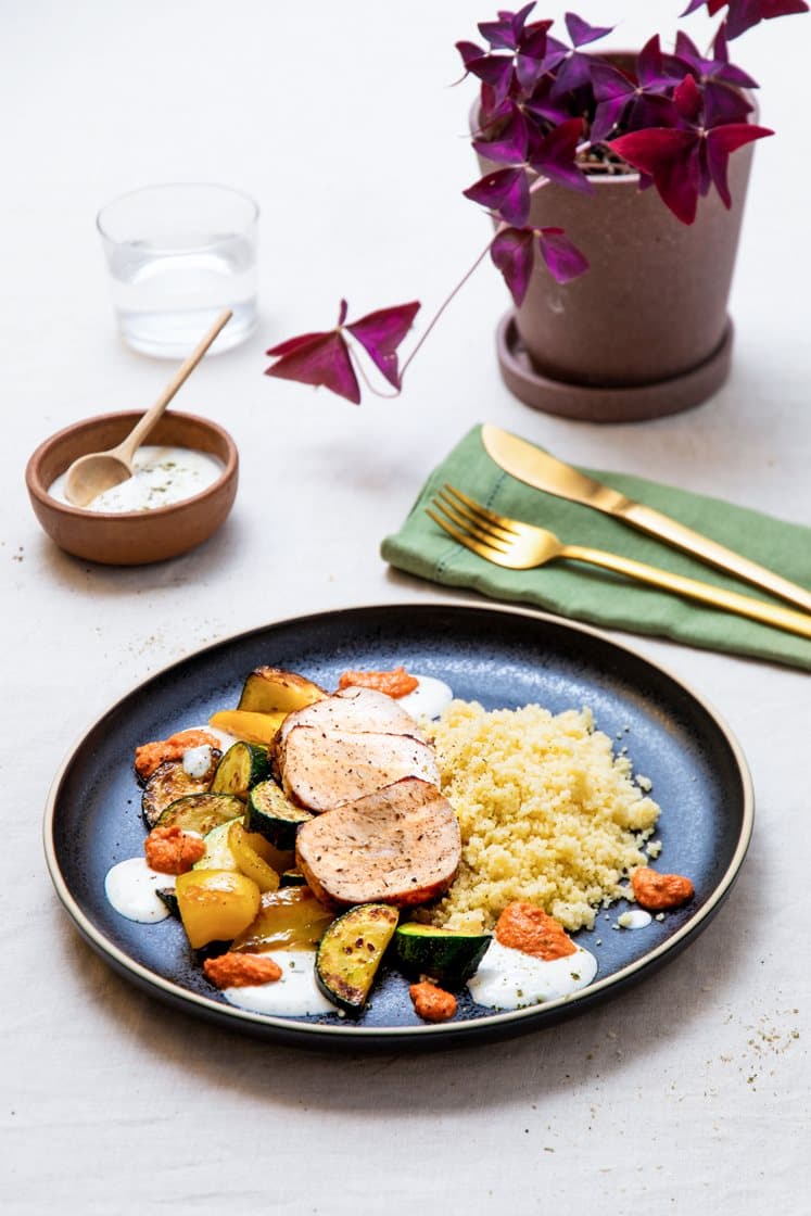 Svinefilet med couscous og smørstekt squash, med lett urtedressing og ajvar