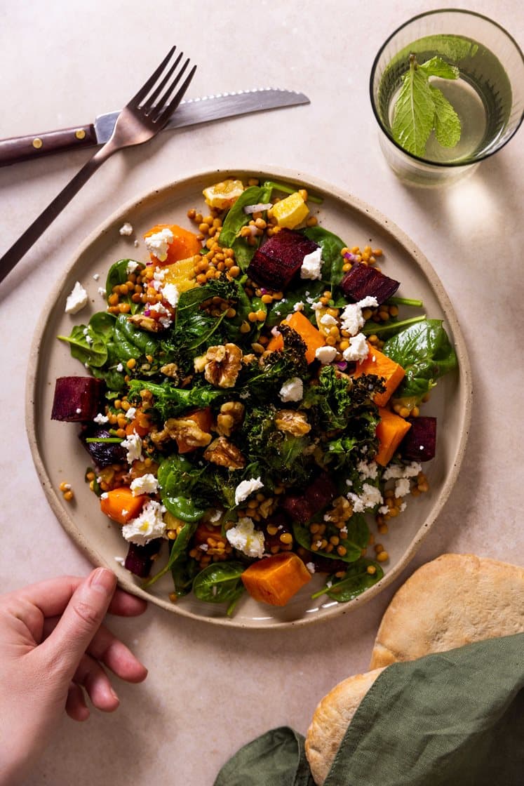 Lun salat med bakt rødbete og søtpotet, sprø grønnkål, linser og fetaost