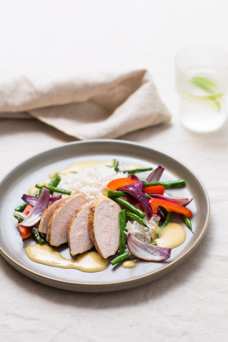 Helstekt svinefilet med jasminris, pannestekte grønnsaker og smørsaus