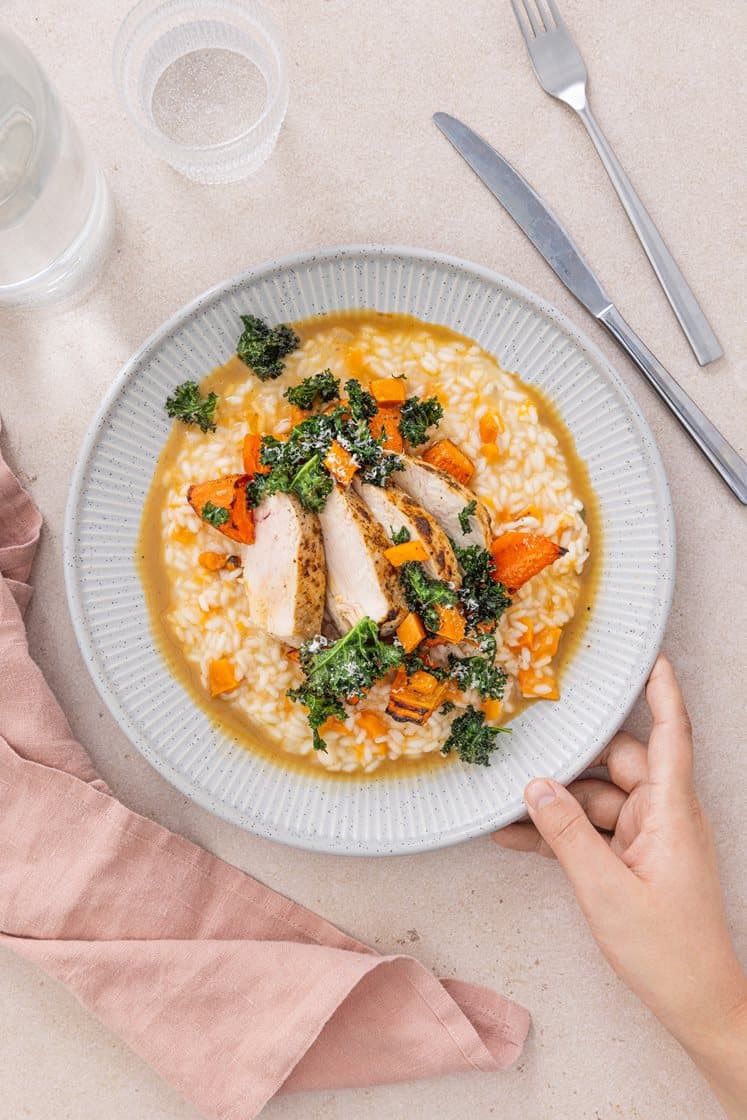 Urtestekt kyllingbryst med ovnsbakt søtpotetrisotto, crispy grønnkål og stekesjy