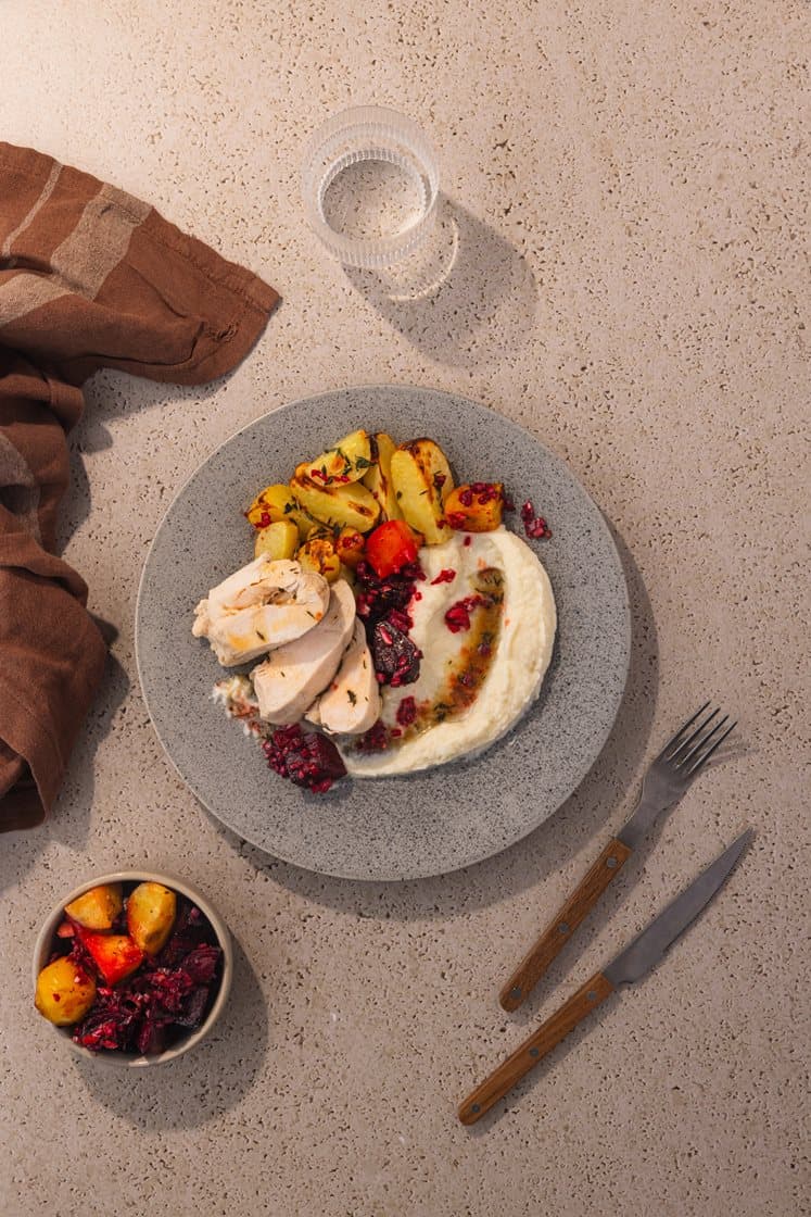 Posjert kylling med blomkålkrem, beter og timianbakte poteter