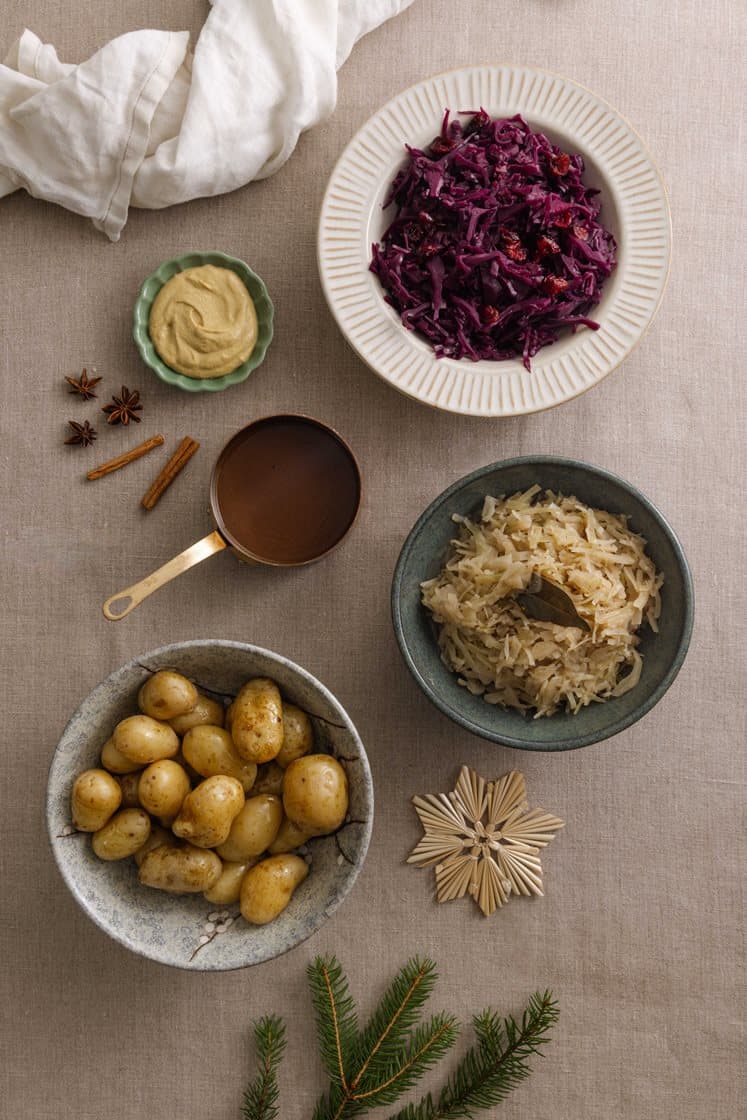 Hjemmelaget og vellykket rødkål og surkål,  mandelpoteter og saus på ribbesky
