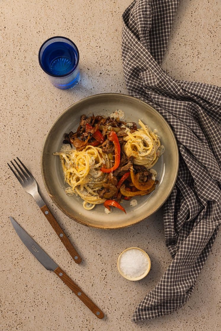 Kremet pasta linguine med biffstrimler og karamellisert paprika
