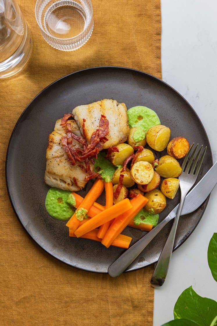 Pannestekt lyr med pepperonistekte poteter, kokte gulrøtter og ertesaus