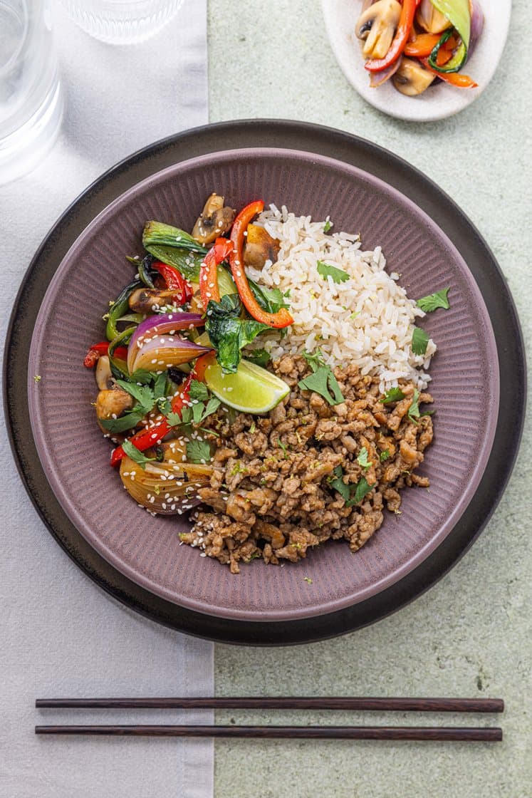 Kyllingkjøttdeig med hoisinsaus, servert med fullkornsris, pak choy, sopp og sesamfrø