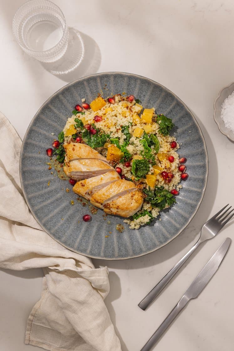 Kyllingbryst og couscous med karamellisert kålrot og appelsin- og sennepsvinaigrette