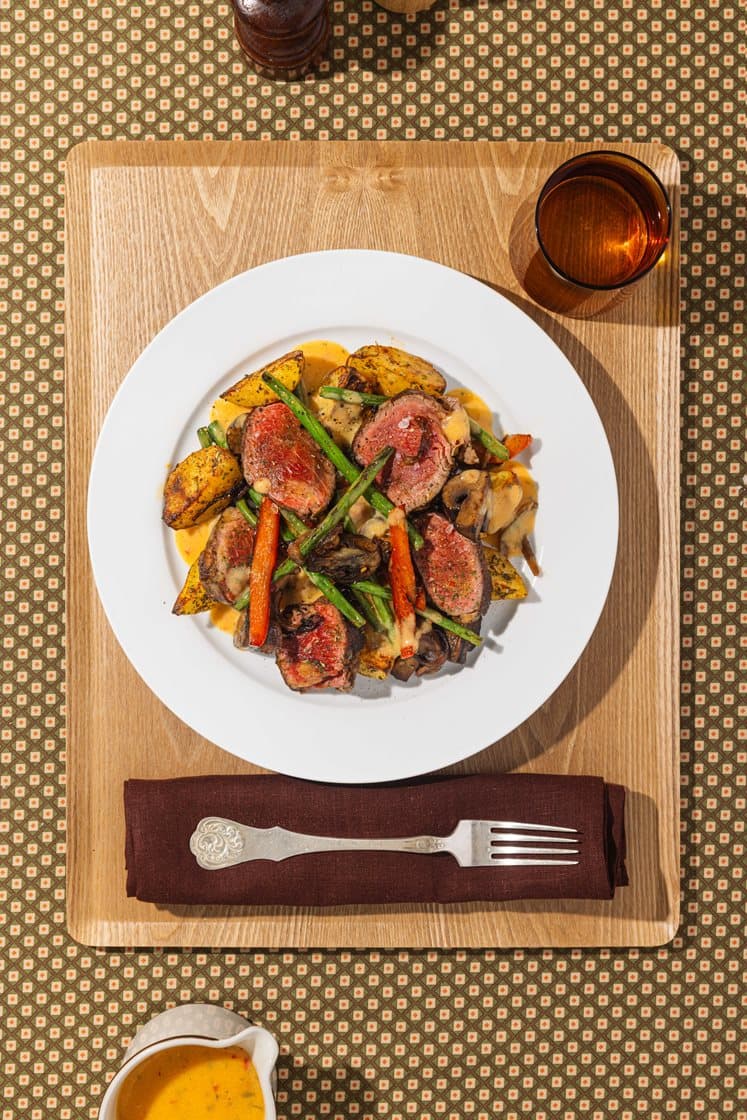 Biffsnadder med mørbrad, sopp og grønne bønner, servert med krydrede poteter og chilibearnès