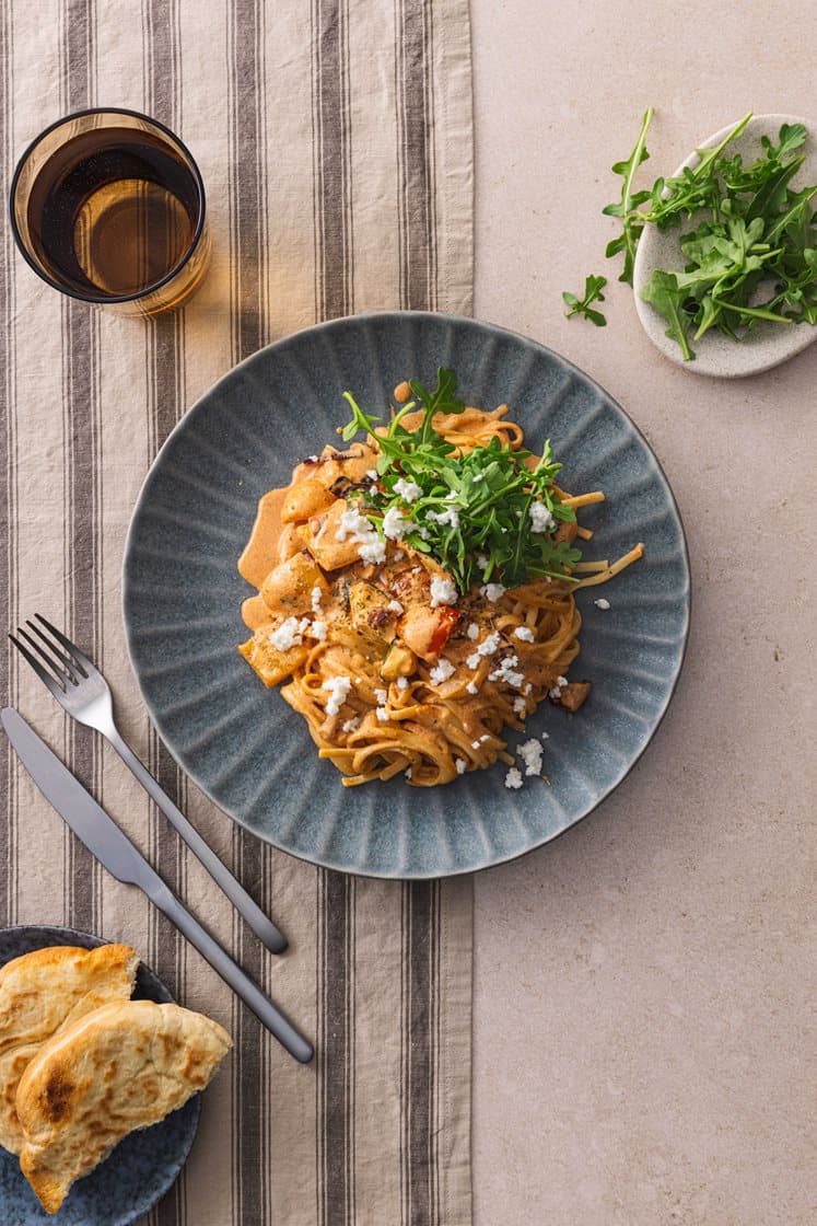 Kremet linguine med bakte grønnsaker, servert med fetaost og rustikke multibrød